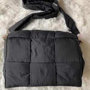 Puffy woven shoulder bag